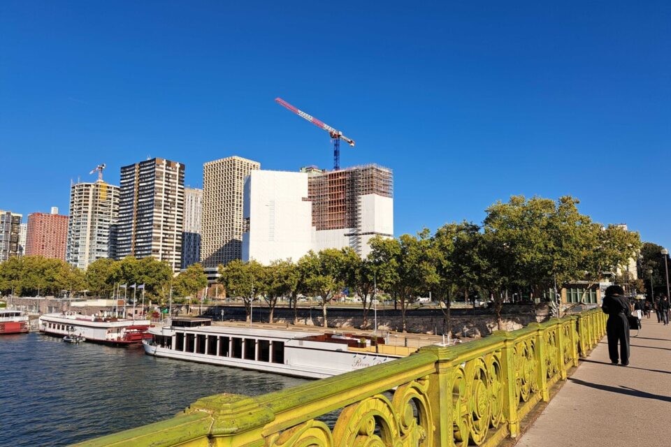 « Dans le quartier Beaugrenelle, la tour Mirabeau veut reconnecter les salariés à la ville », Actu.fr - © Cro&Co